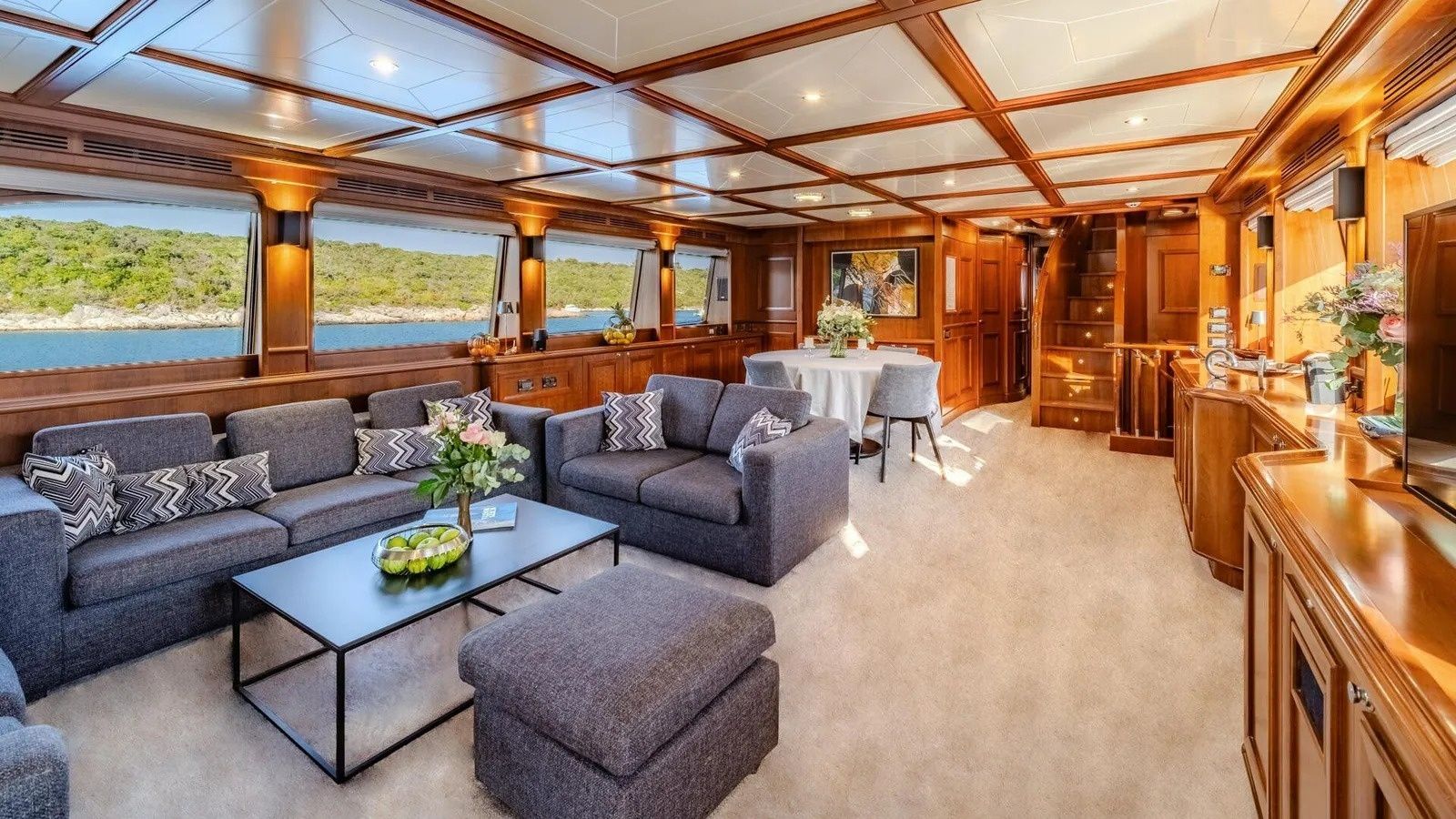 Ferretti Custom Line | Klobuk