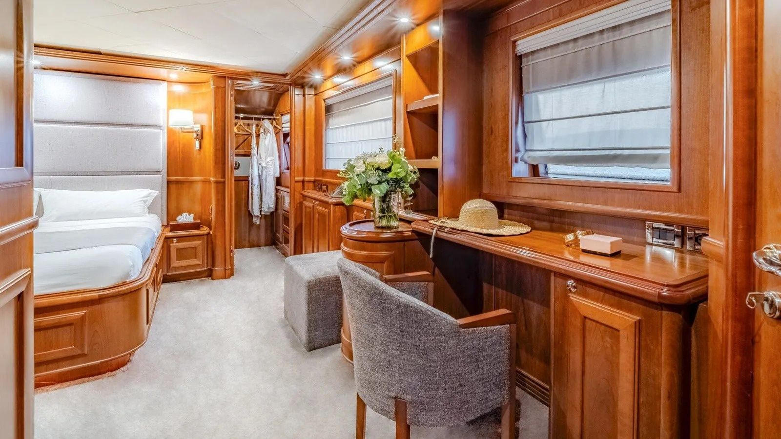 Ferretti Custom Line | Klobuk