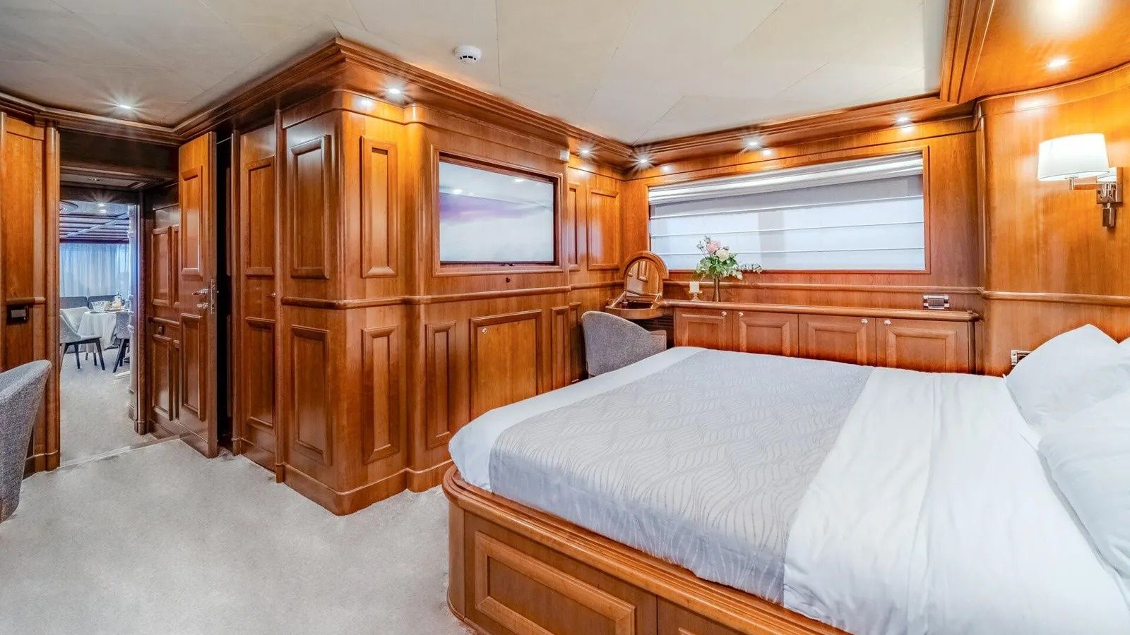 Ferretti Custom Line | Klobuk