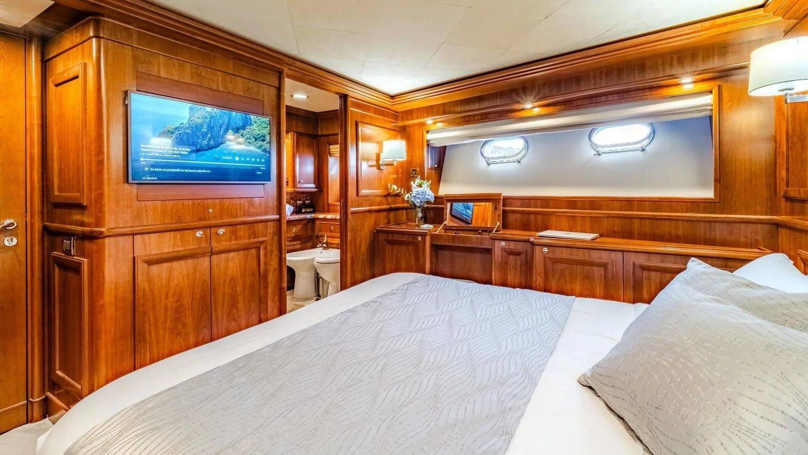 Ferretti Custom Line | Klobuk