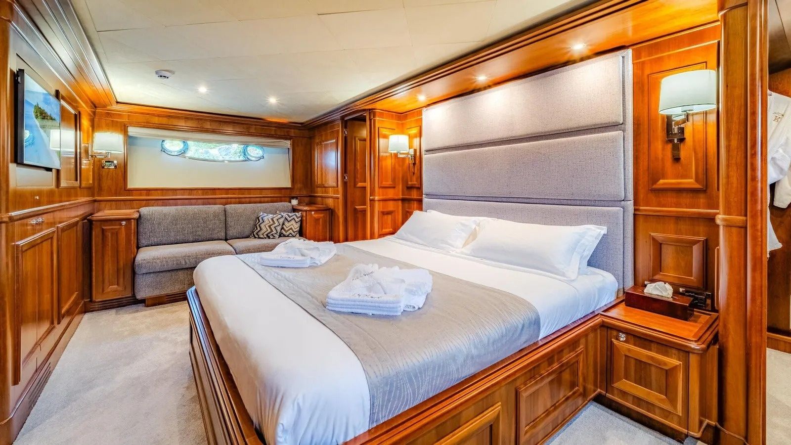 Ferretti Custom Line | Klobuk