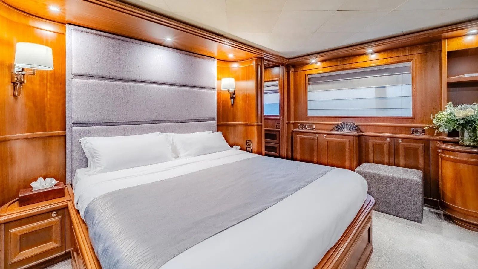 Ferretti Custom Line | Klobuk