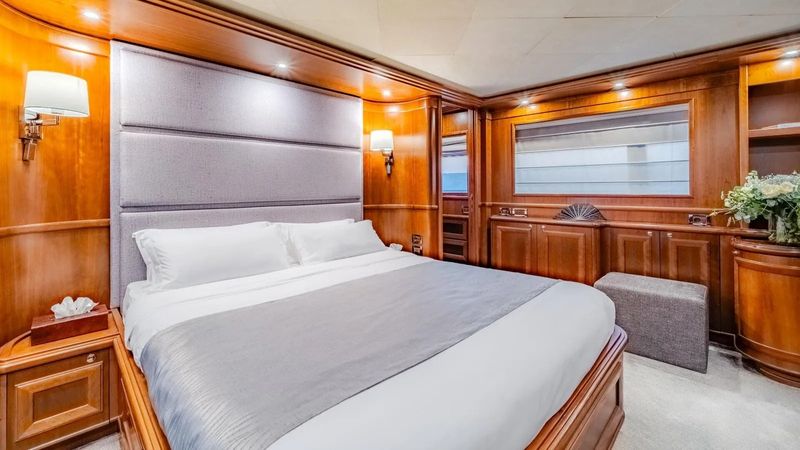 Ferretti Custom Line | Klobuk