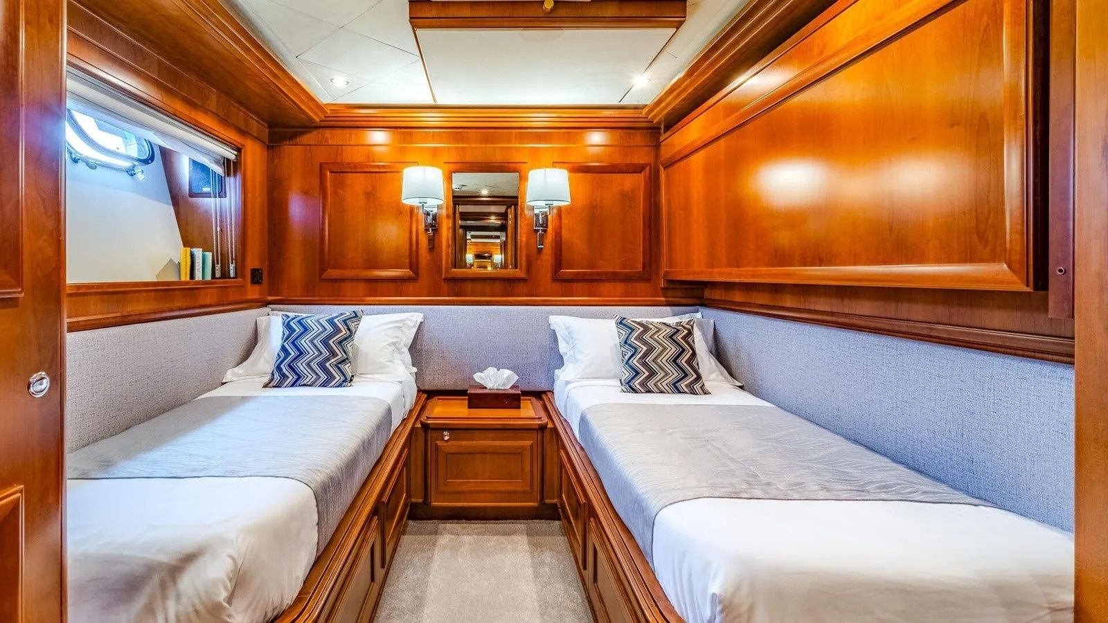 Ferretti Custom Line | Klobuk