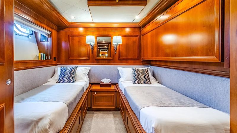 Ferretti Custom Line | Klobuk