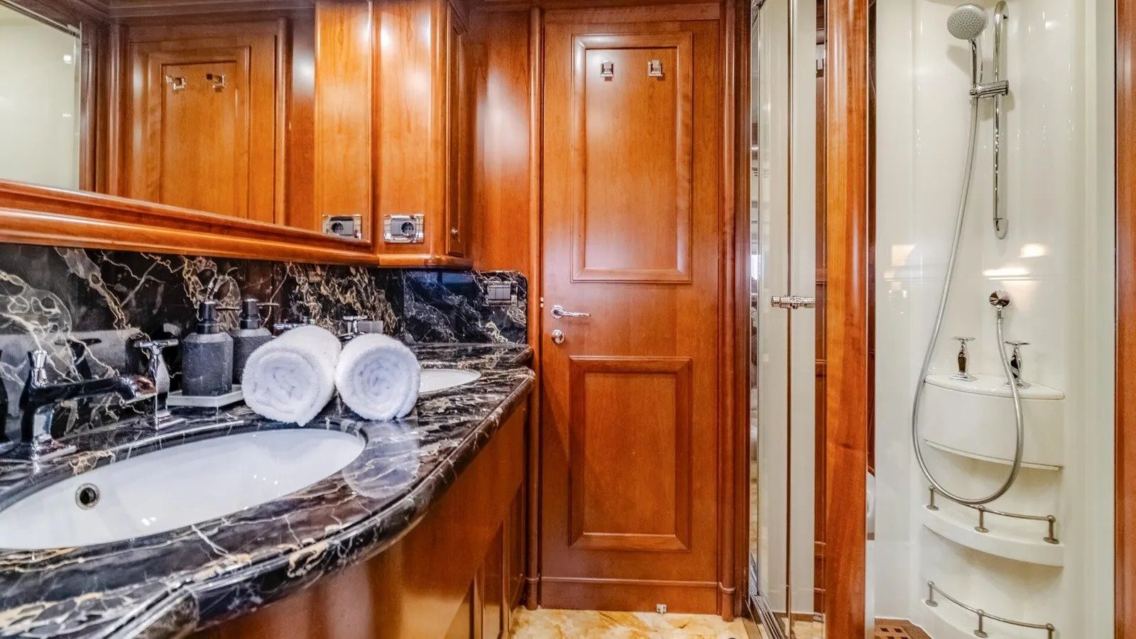 Ferretti Custom Line | Klobuk