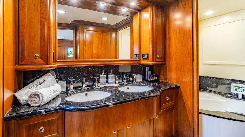 Ferretti Custom Line | Klobuk