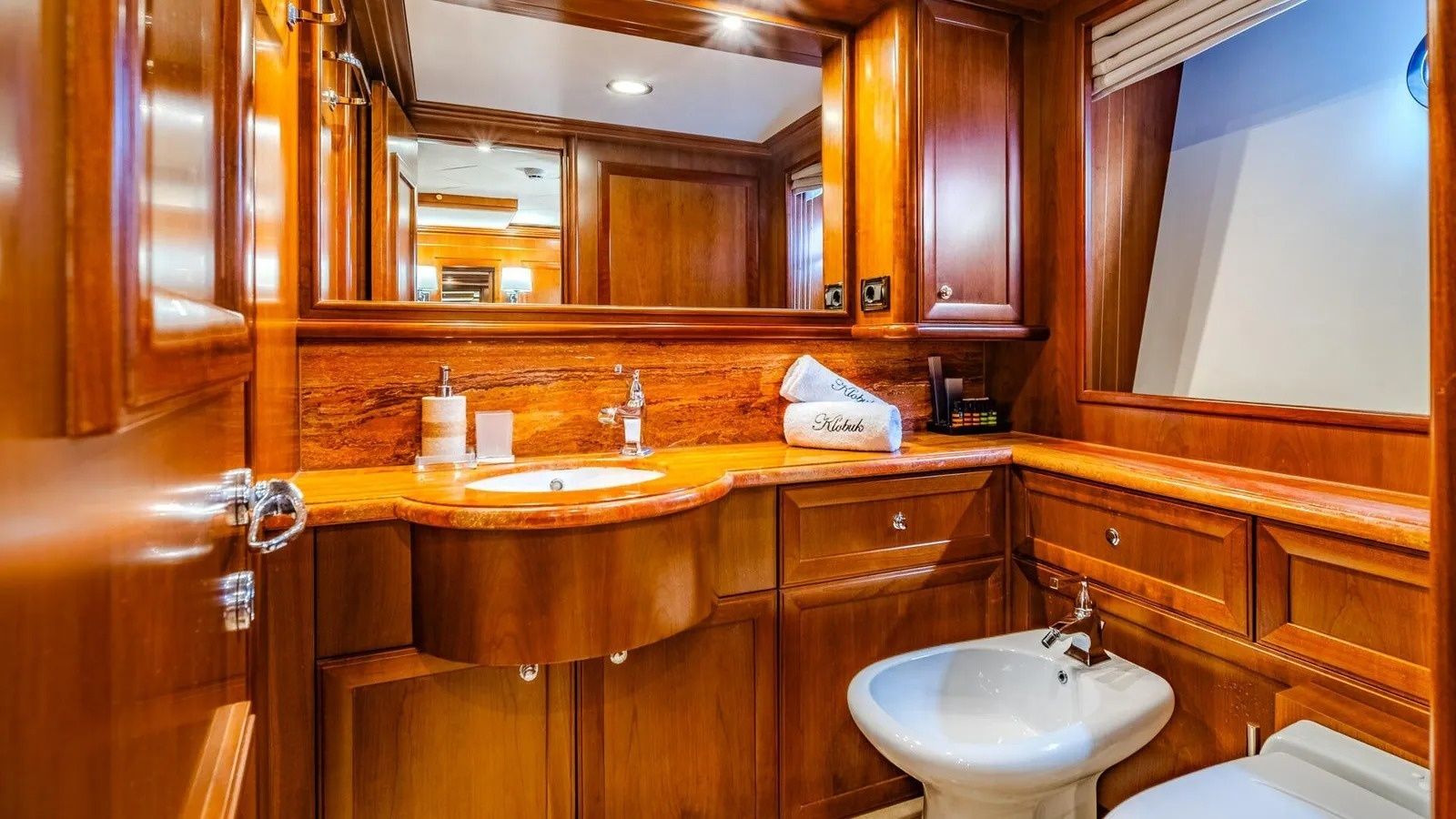 Ferretti Custom Line | Klobuk