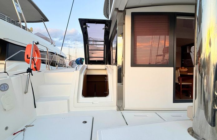 Bali 4.8 | Selena