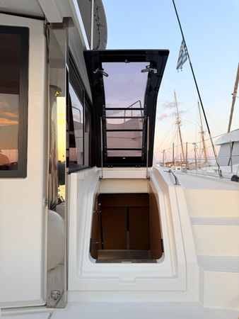 Bali 4.8 | Selena