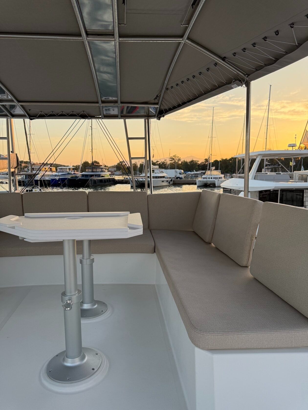 Bali 4.8 | Selena