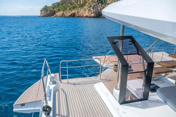 Lagoon 60 | Catwalk 1