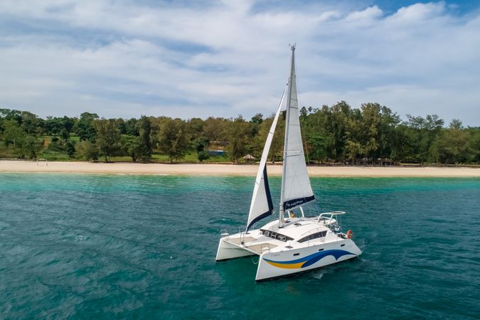 Island Spirit 410 | Isle Phantom