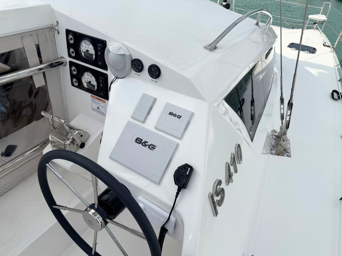 Island Spirit 410 | Isle Phantom