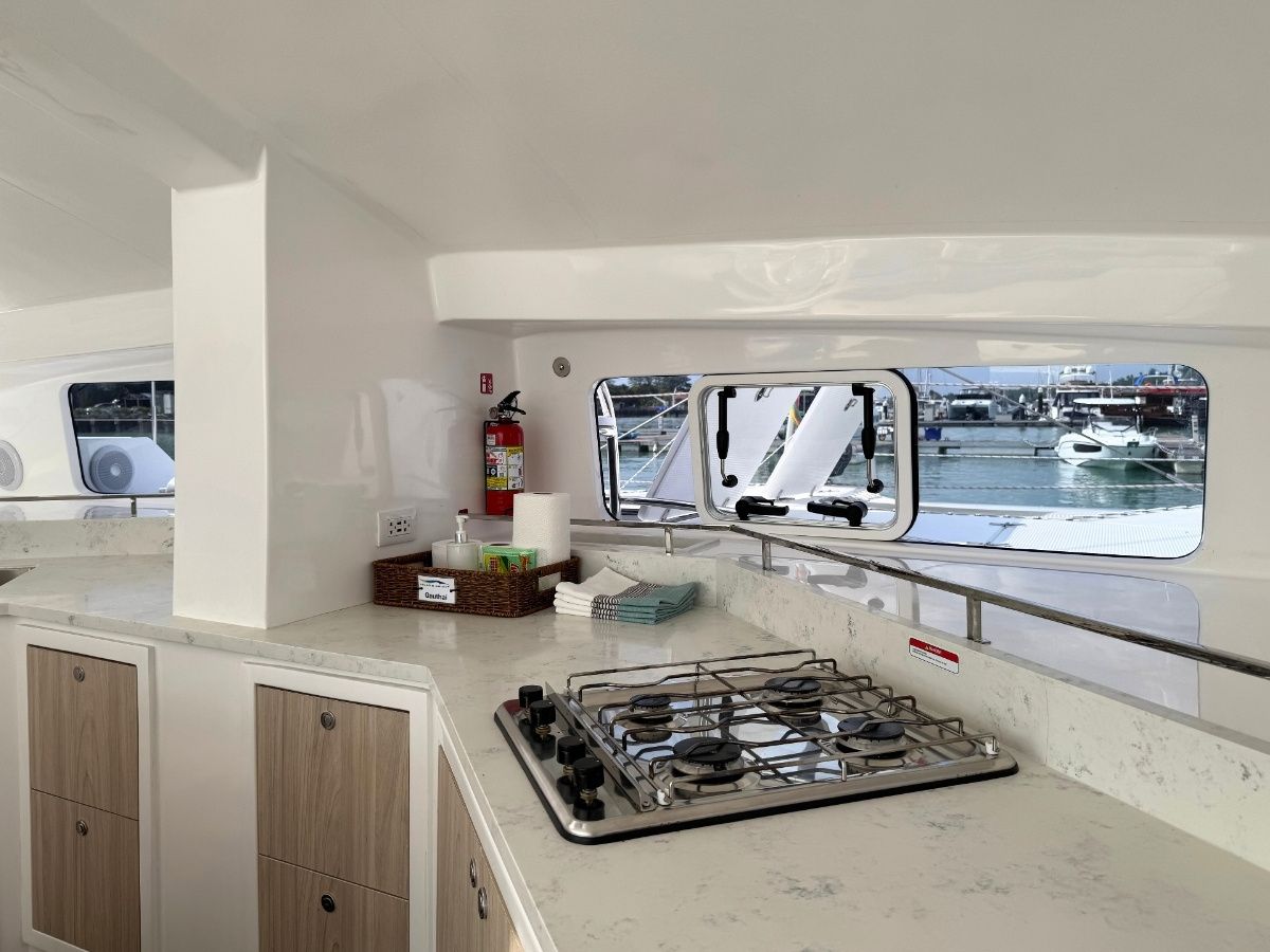 Island Spirit 410 | Isle Phantom