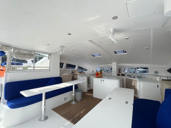 Island Spirit 410 | Isle Phantom