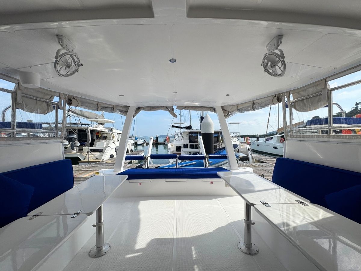 Island Spirit 410 | Isle Phantom