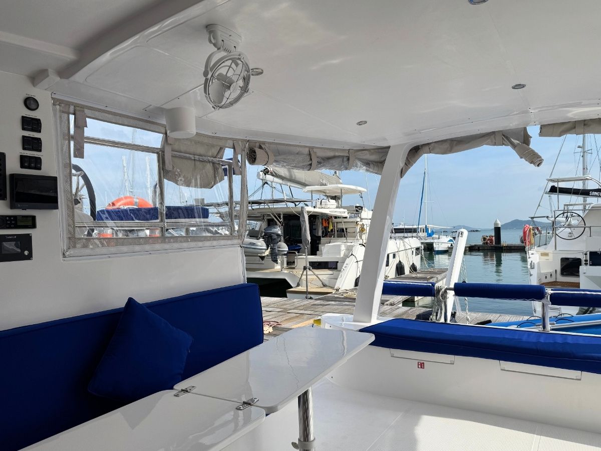 Island Spirit 410 | Isle Phantom