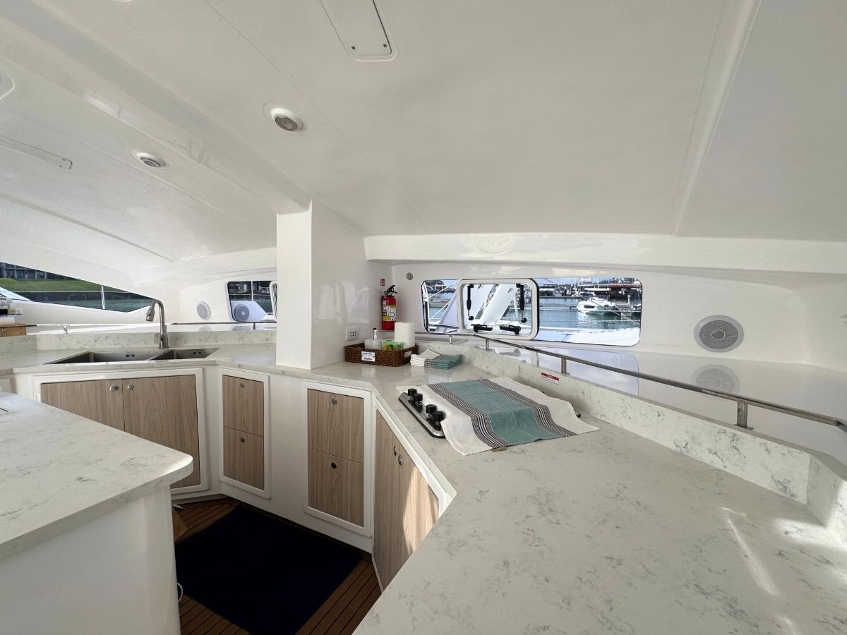 Island Spirit 410 | Isle Phantom