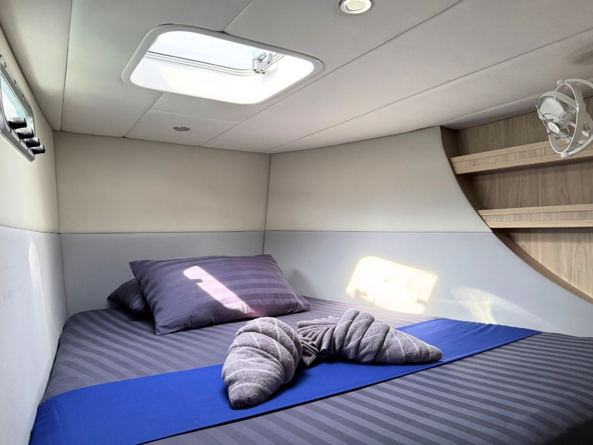 Island Spirit 410 | Isle Phantom