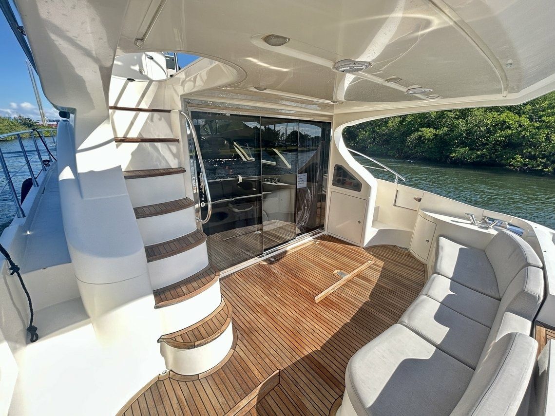 Azimut 55 | Off The Rails