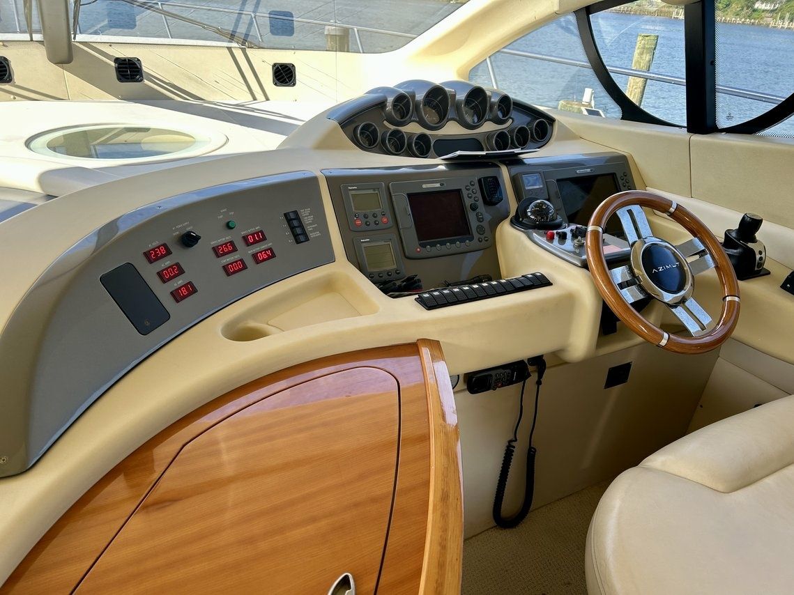 Azimut 55 | Off The Rails