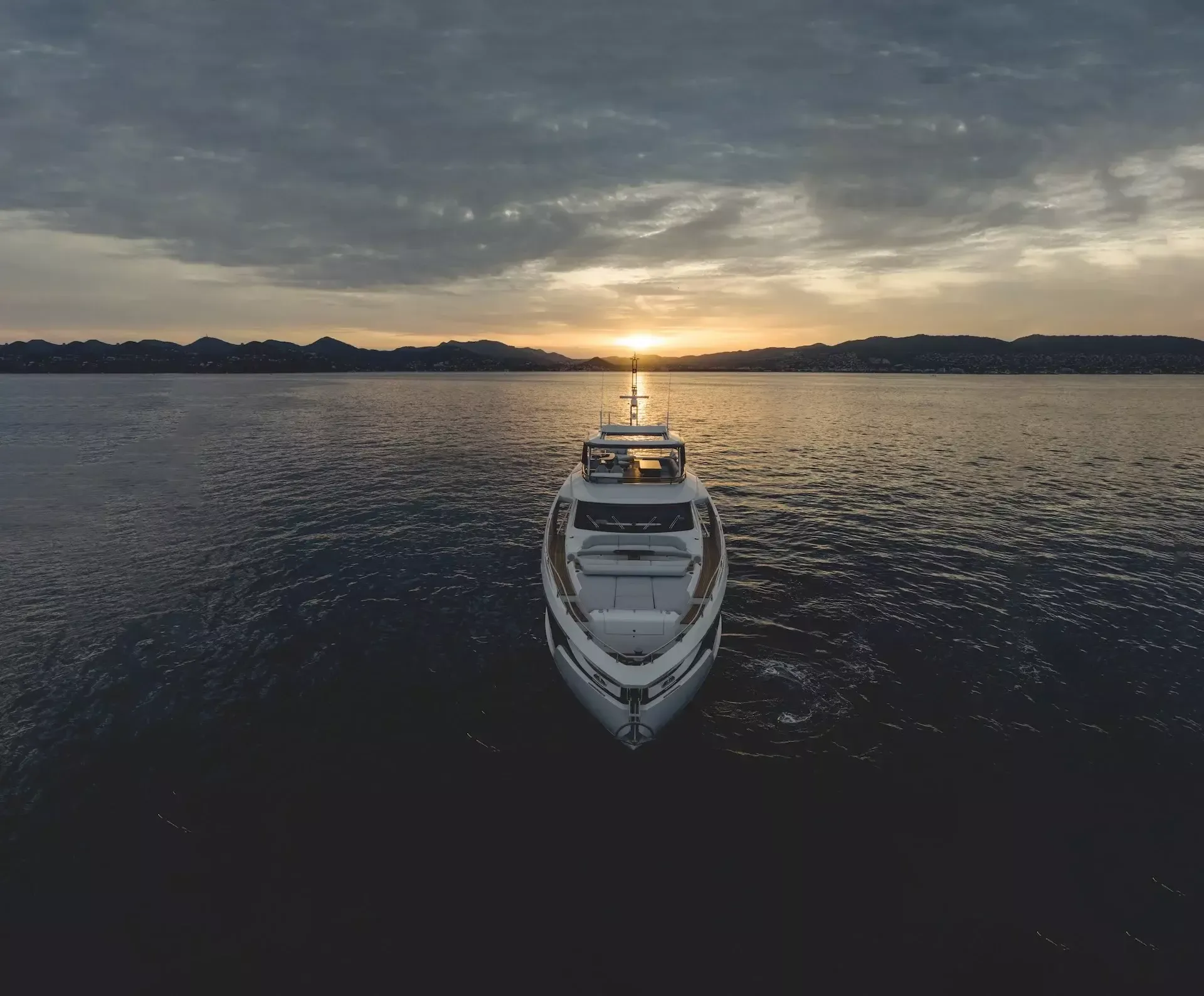 Azimut Grande 26M | First Horizon