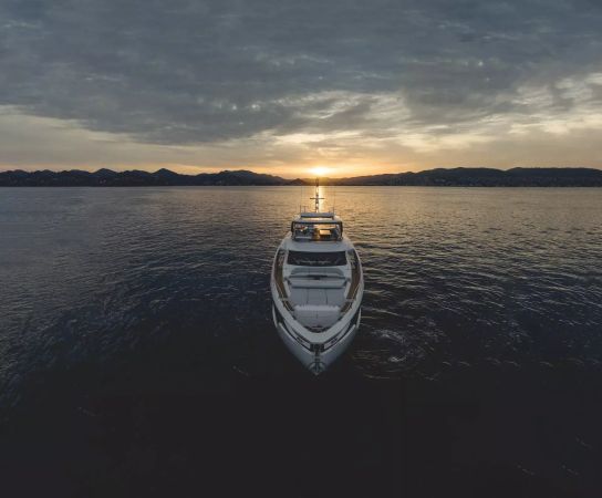 Azimut Grande 26M | First Horizon
