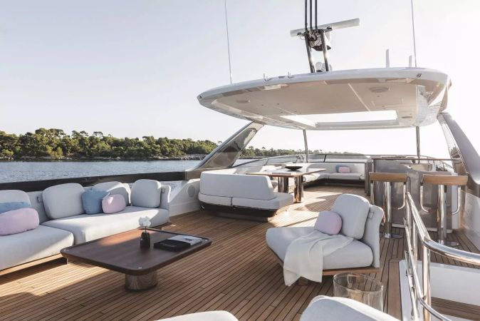 Azimut Grande 26M | First Horizon