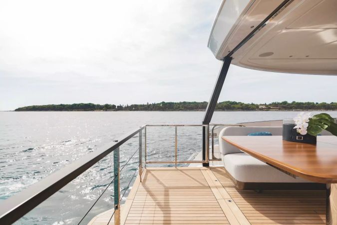 Azimut Grande 26M | First Horizon