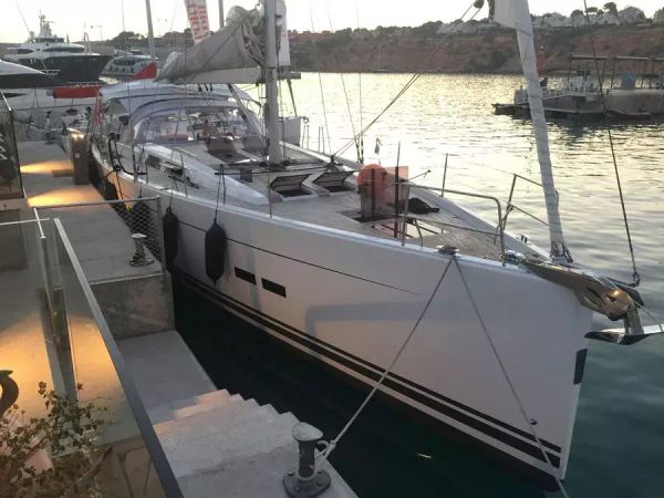 Hanse 575 | Social Distance