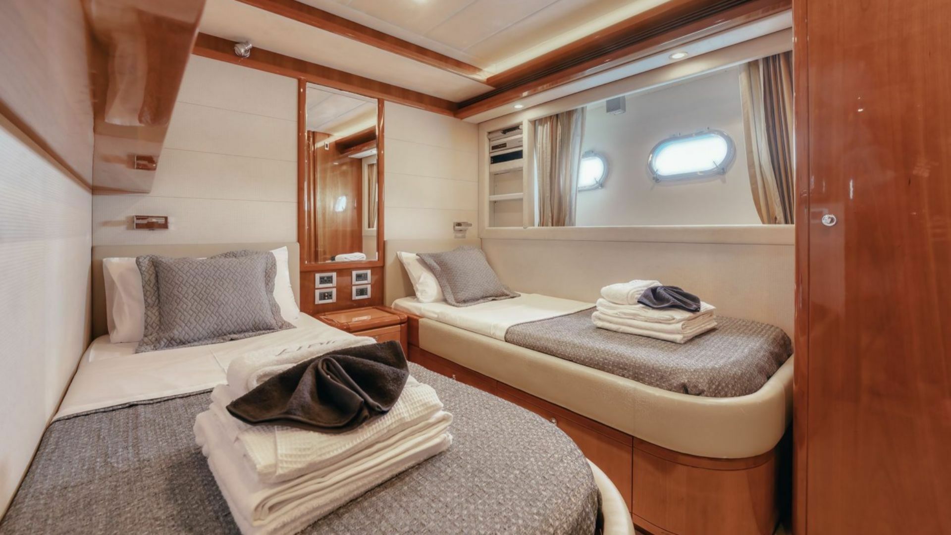 Ferretti 830 | Lidia