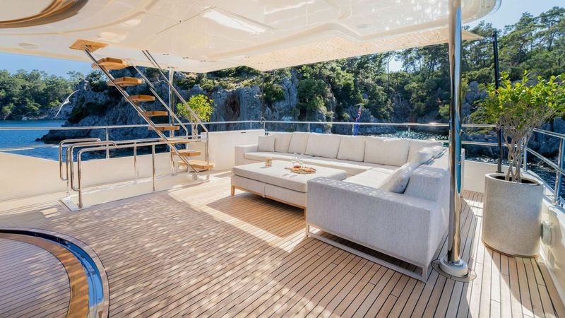 Ferretti Custom Line Navetta | Milena
