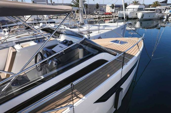 Nuva Yachts M9 Cabin | Steak Tartar