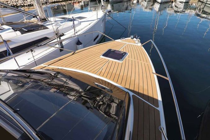 Nuva Yachts M9 Cabin | Steak Tartar