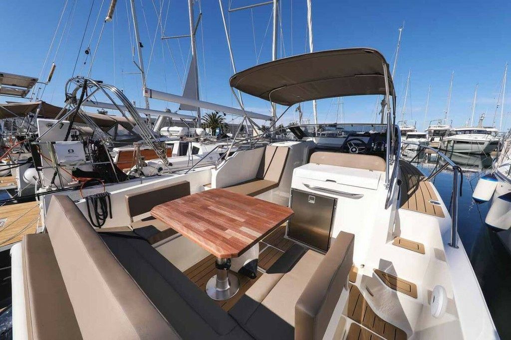 Nuva Yachts M9 Cabin | Steak Tartar