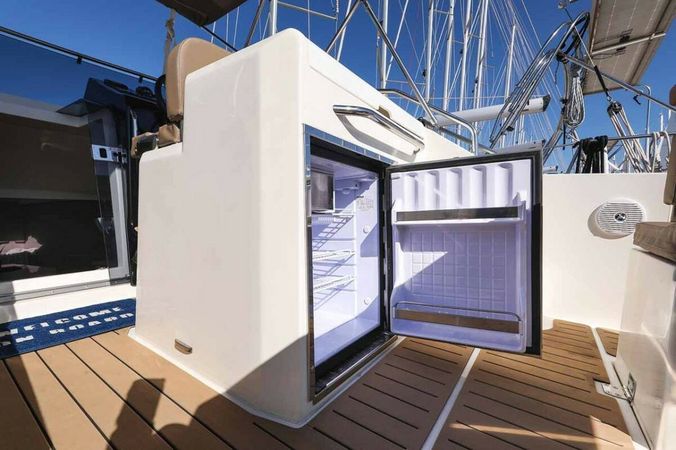 Nuva Yachts M9 Cabin | Steak Tartar