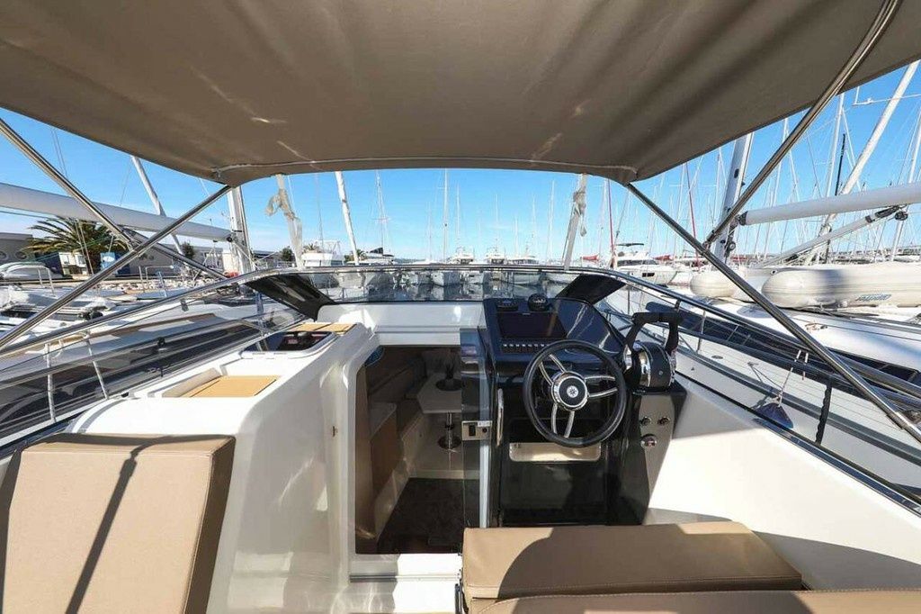 Nuva Yachts M9 Cabin | Steak Tartar