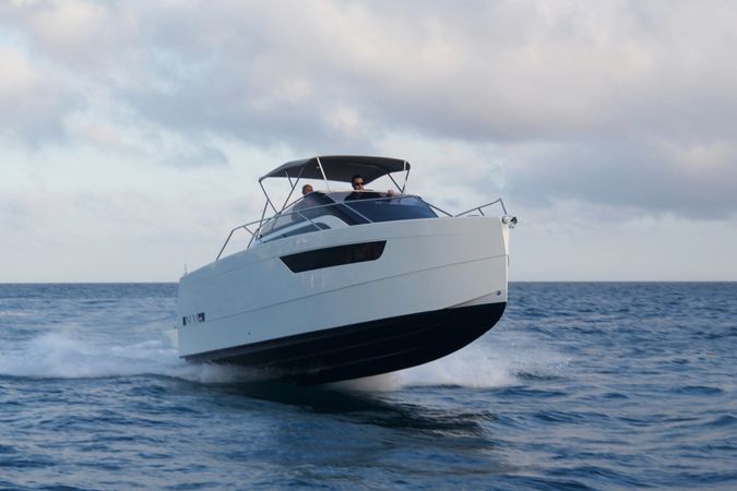 Nuva Yachts M9 Cabin | Steak Tartar