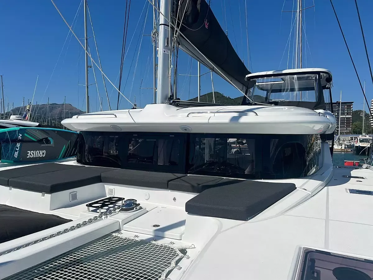 Lagoon 43 | Too White