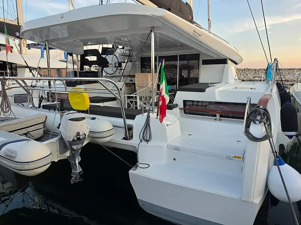 Lagoon 43 | Too White