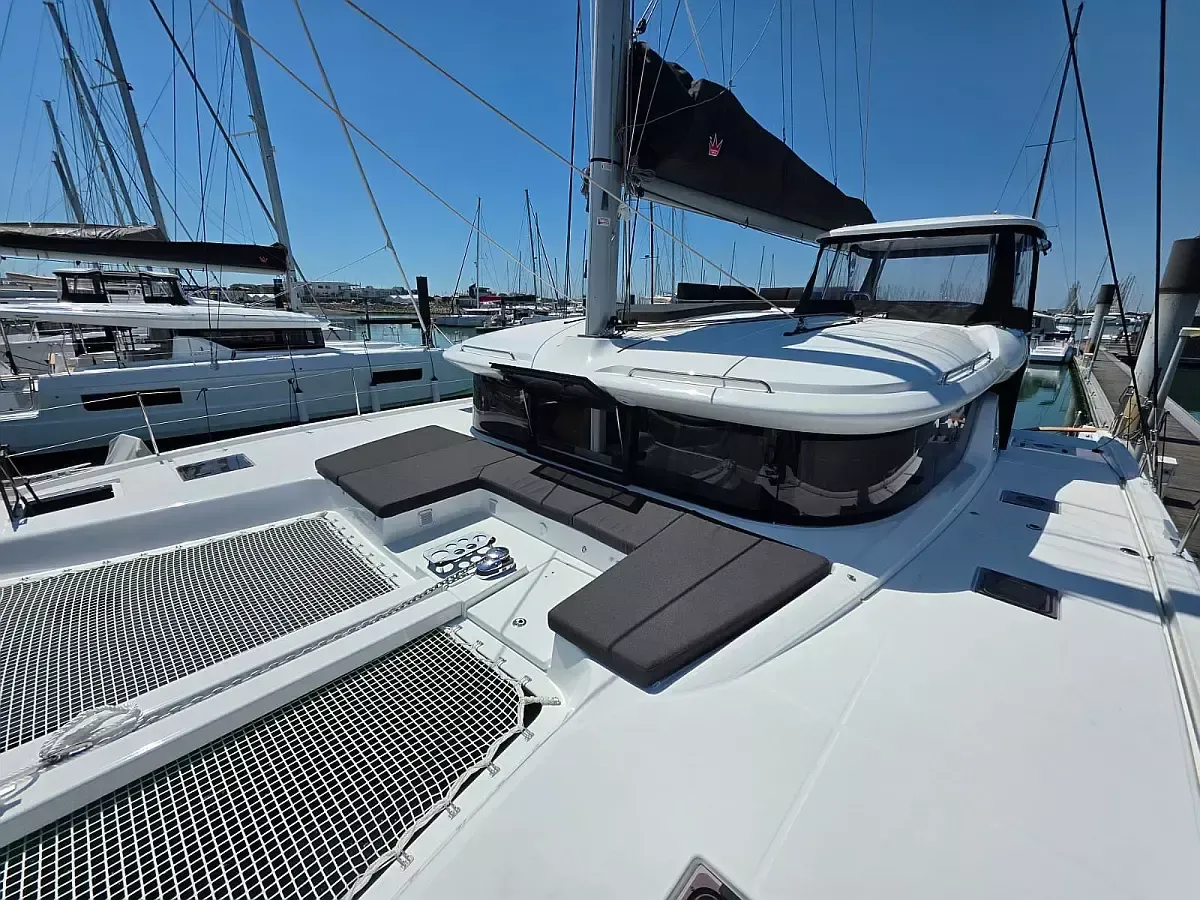 Lagoon 43 | Too White