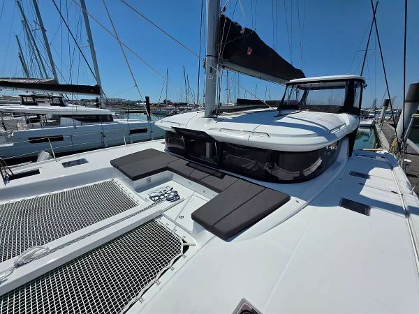 Lagoon 43 | Too White