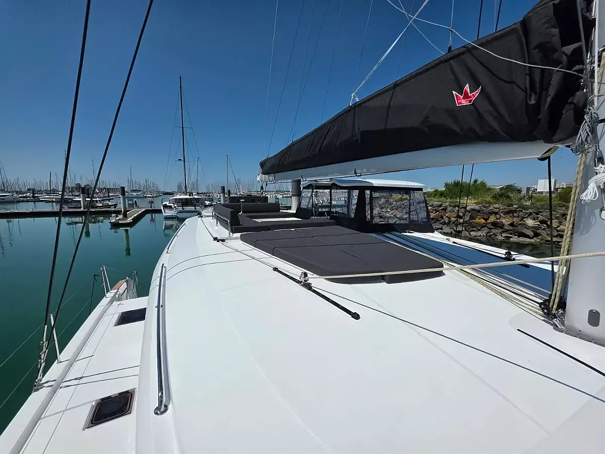 Lagoon 43 | Too White