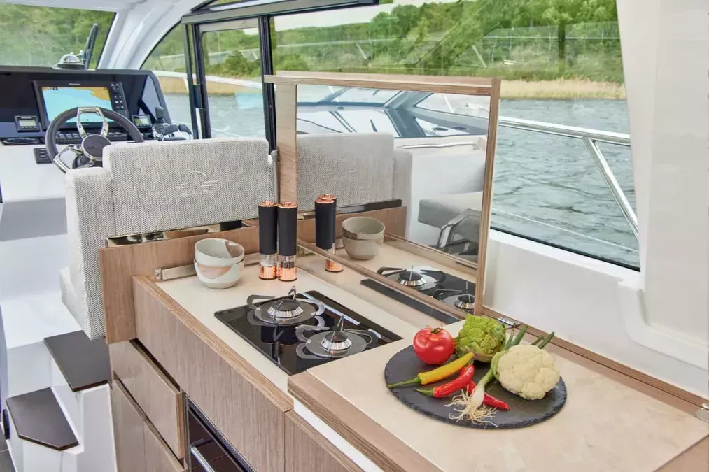 Sealine C335 | Min Maity
