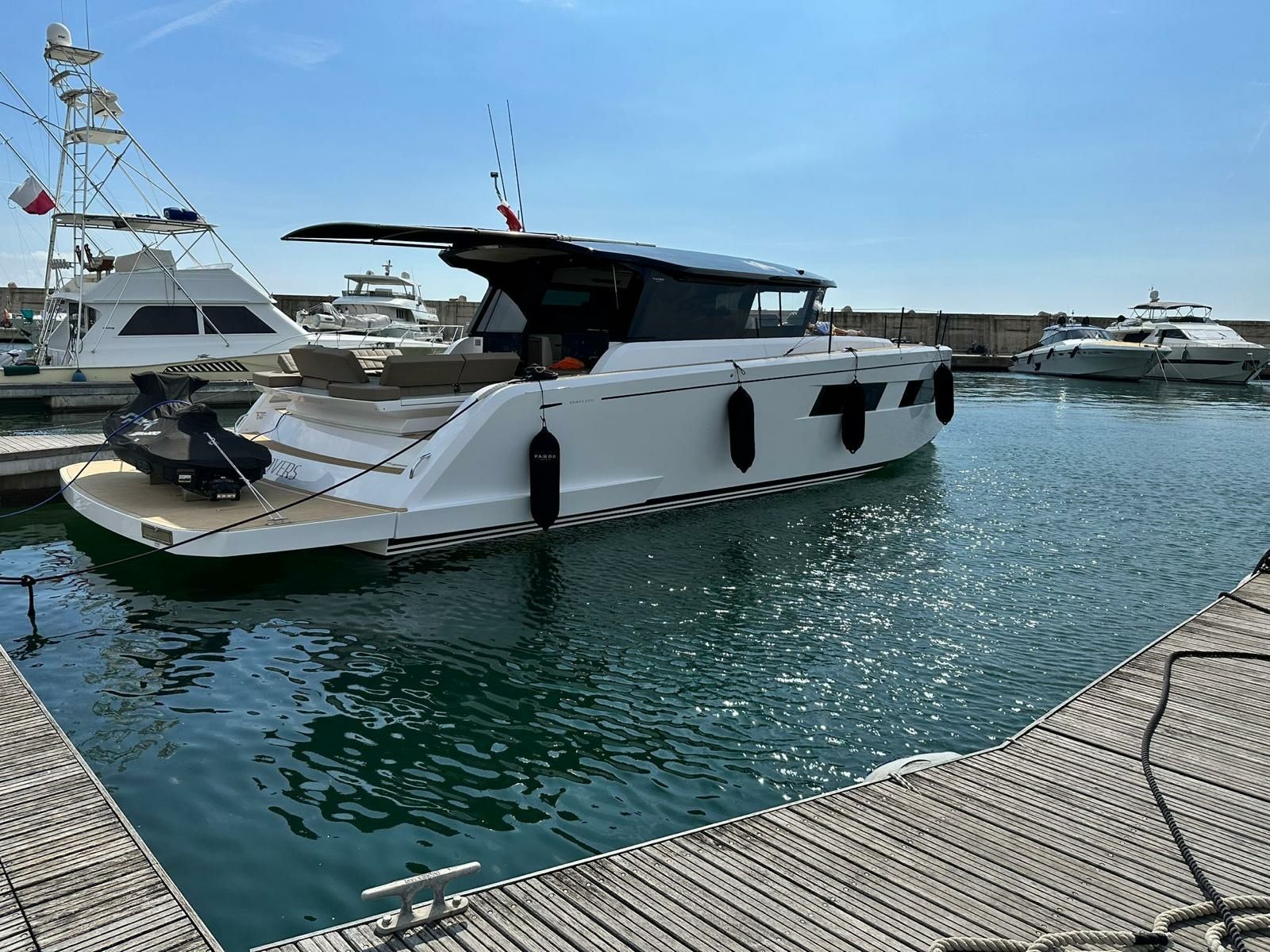 Pardo 52 | Love