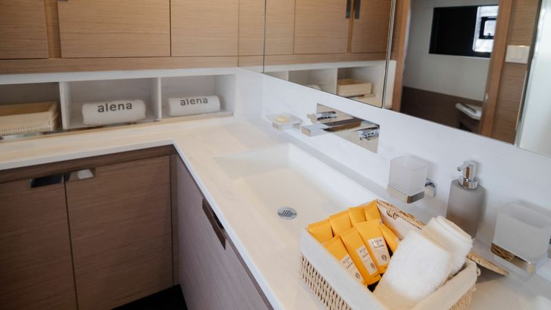 Fountaine Pajot Power 67 | Alena