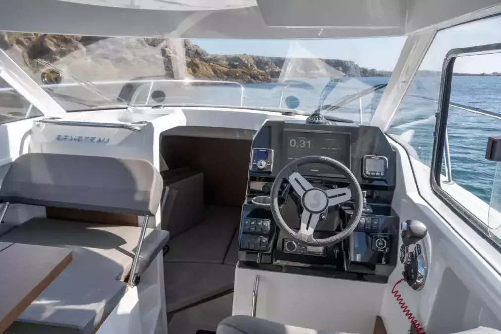 Beneteau Antares 8 | Nevera