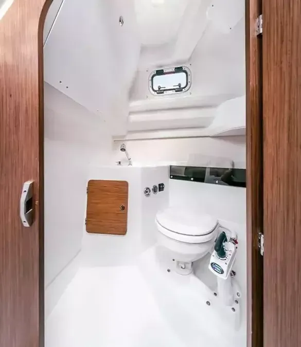 Beneteau Antares 8 | Nevera