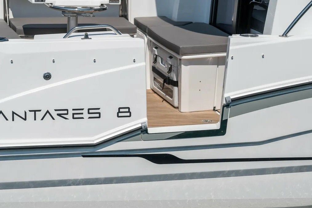 Beneteau Antares 8 | Nevera